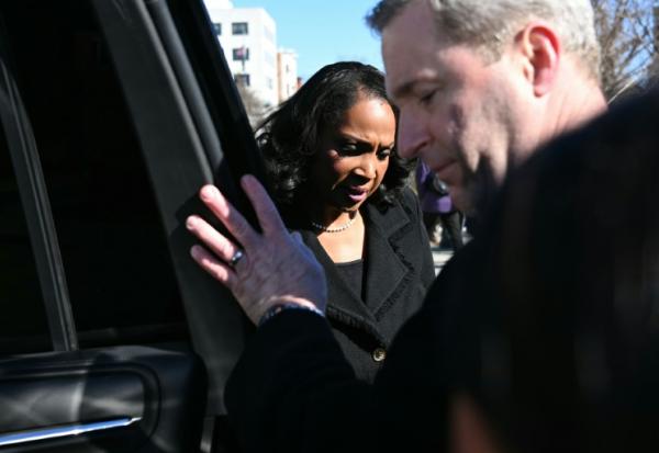 La gouverneure de la Fed Lisa Cook à la sortie de l'audience devant la Cour suprême, le 21 janvier 2026