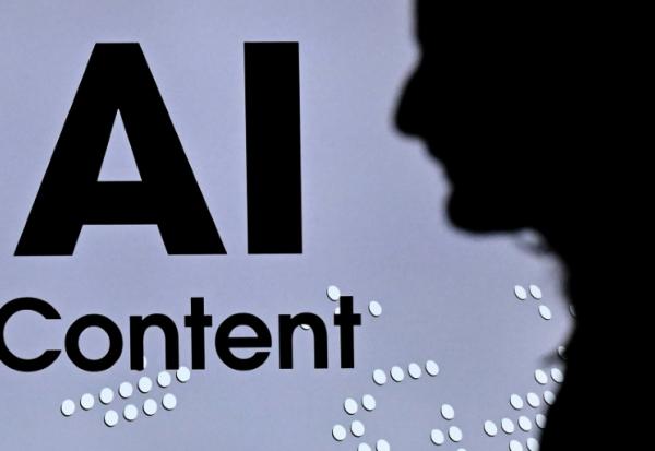 Un stand portant l'inscription "Contenu généré par IA" à la Foire du livre de Francfort, le 9 octobre 2026 en Allemagne