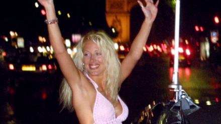 La gagnante Loana roule sur l'avenue la Grande Armée à Paris après avoir quitté le loft, le 05 juillet 2001, à l'issue de la soirée finale de Loft Story diffusée sur la chaîne M6
