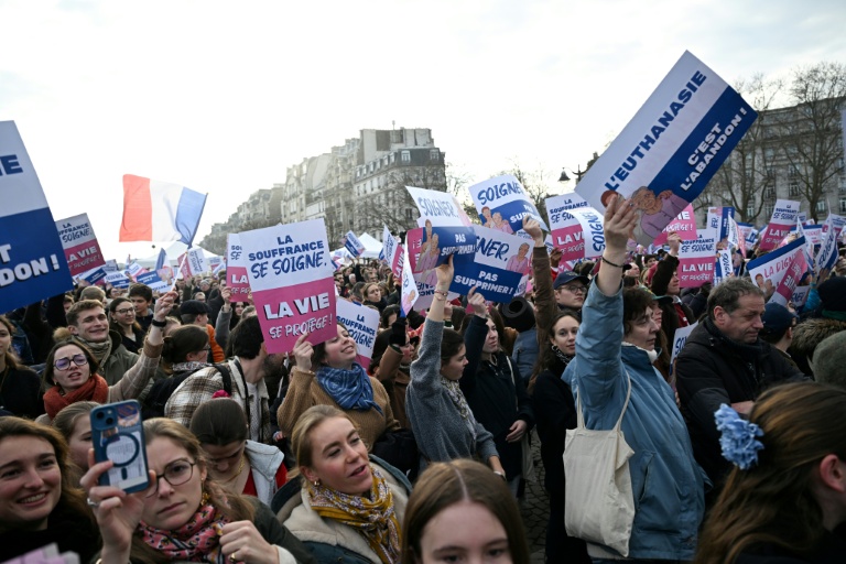 Manifestation d'opposants à la future loi fin de vie lors d'une 