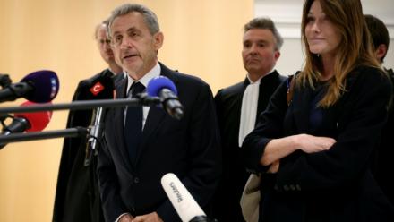 L'ancien président de la République, Nicolas Sarkozy (g), et son épouse Carla Bruni (d), au tribunal à Paris, le 25 septembre 2025