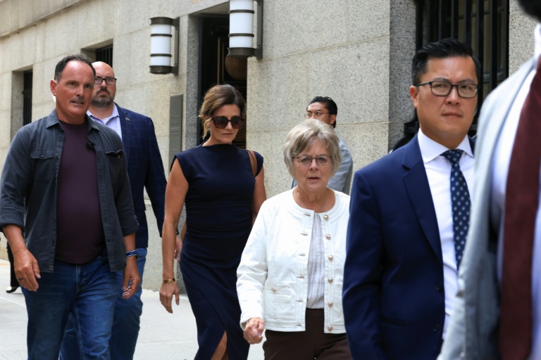 Des membres de la famille de Brian Thompson, dont son épouse Paulette Thompson (centre-gauche) après la comparution de Luigi Mangione devant un tribunal de Manhattan, à New York, le 14 août 2026