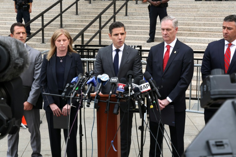 Le procureur du district sud de New York Jamie McDonald (c) donne une conférence de presse après la comparution de Luigi Mangione devant un tribunal fédéral de Manhattan le 14 août 2026