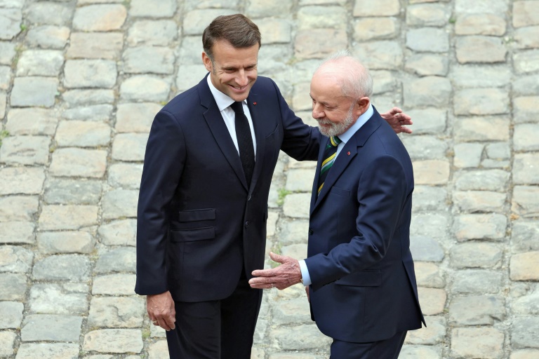 Le président français Emmanuel Macron (g) accueille son homologue brésilien Luiz Inácio Lula da Silva pour une cérémonie à l'hôtel des Invalides, le 5 juin 2025 à Paris