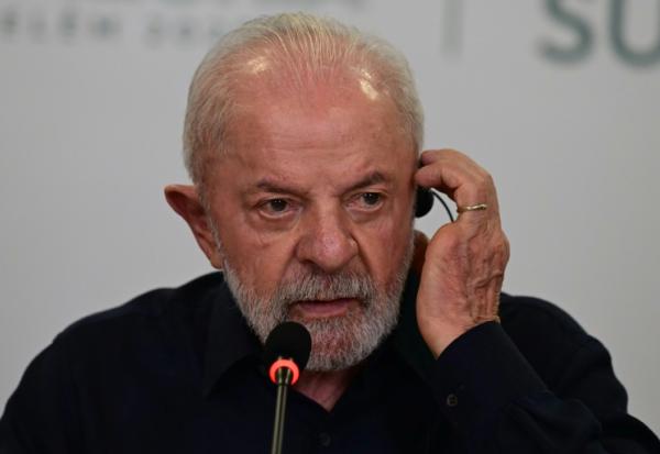 Le président brésilien Luiz Inacio Lula da Silva lors d'une interview avec des agences internationales, dont l'AFP, le 4 novembre 2025 à Belem, au Brésil