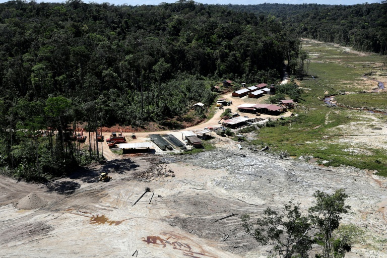Vue aérienne d'une mine d'or sous législation française, dotée de bassins de rétention étanches, près de Grand Santi, en Guyane, le 22 juillet 2026