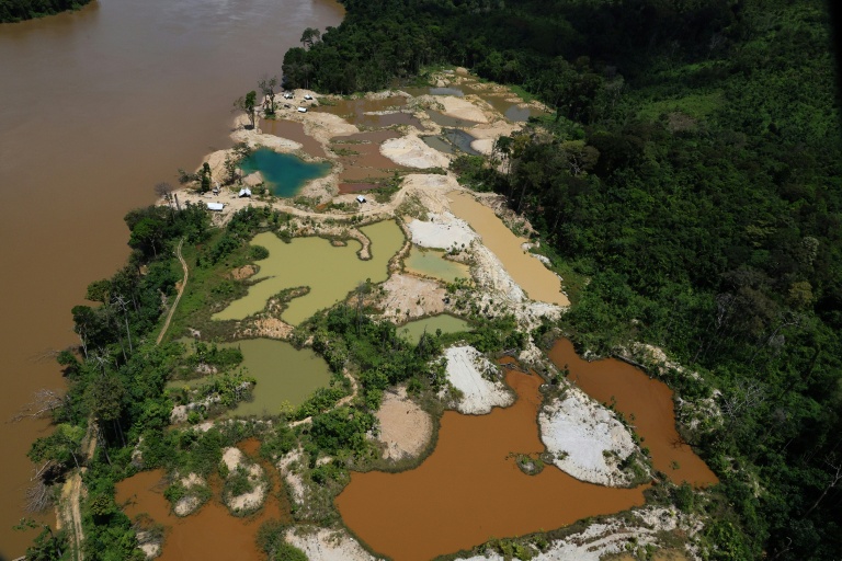 Vue aérienne des conséquences de l'orpaillage illégal le long du fleuve Marowijne, près de Stoelmanseiland, au Suriname, à la frontière avec la Guyane, le 22 juillet 2026