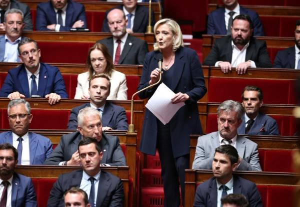 Marine Le Pen, présidente du groupe parlementaire Rassemblement national (RN), prend la parole lors des questions au gouvernement à l'Assemblée nationale, le 9 juin 2026 à Paris