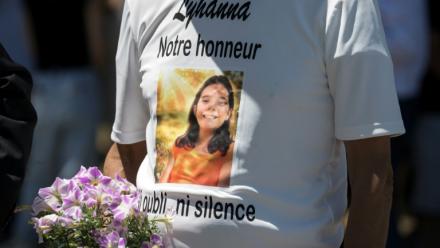 Une personne en deuil porte un t-shirt à l'effigie de la collégienne Lyhanna lors de ses obsèques à Fleurance, le 12 juin 2026 dans le Gers