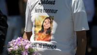 Une personne porte un t-shirt à l'effigie de la collégienne Lyhanna, lors de ses obsèques à Fleurance, le 12 juin 2026 dans le Gers