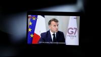 Un écran d'ordinateur montre une interview du président Emmanuel Macron  sur TF1, le 15 juin 2026 à Paris
