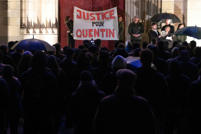Une cérémonie d’hommage lors d’un rassemblement en soutien au militant d’extrême droite Quentin Deranque, à Nantes, le 18 février 2026