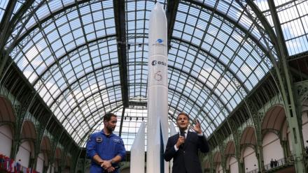 Le président Emmanuel Macron (D)aux côté de l'astronaute français Thomas Pesquet (G) à  Paris le 9 septembre 2026