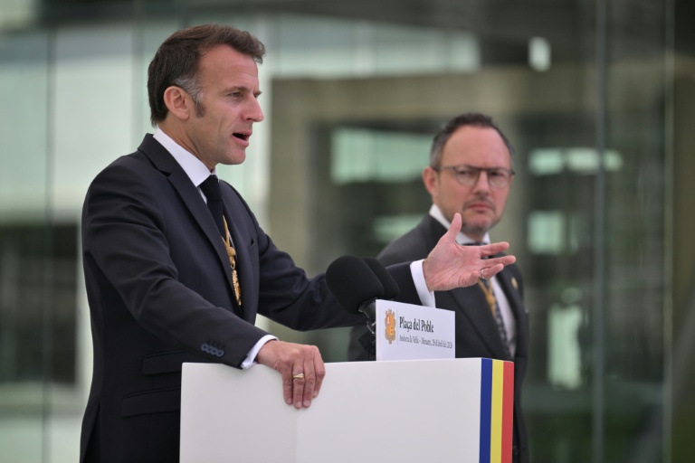 Le président français et coprince d'Andorre Emmanuel Macron au côté du Premier ministre andorran   Xavier Espot Zamora le 28 avril 2026 à Andorre-la-Vieille
