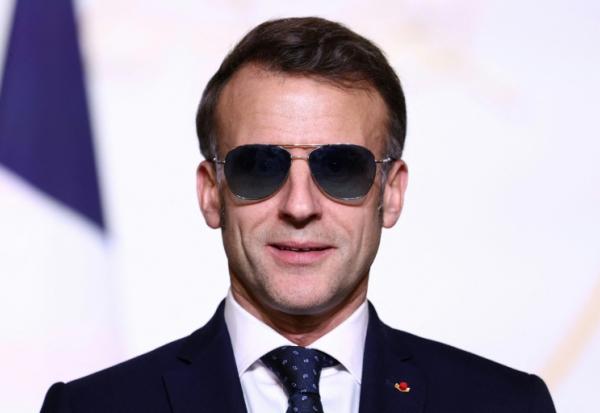 Le président de la République Emmanuel Macron portant des lunettes de soleil à Paris le 28 janvier 2026