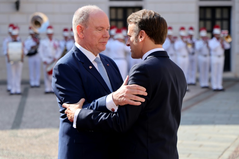 Le président français Emmanuel Macron (d) accueilli par le prince Albert II de Monaco, le 7 juin 2025, lors d'une visite d'Etat de deux jours avant la conférence des Nations unies sur l'océan qui s'ouvre lundi à Nice