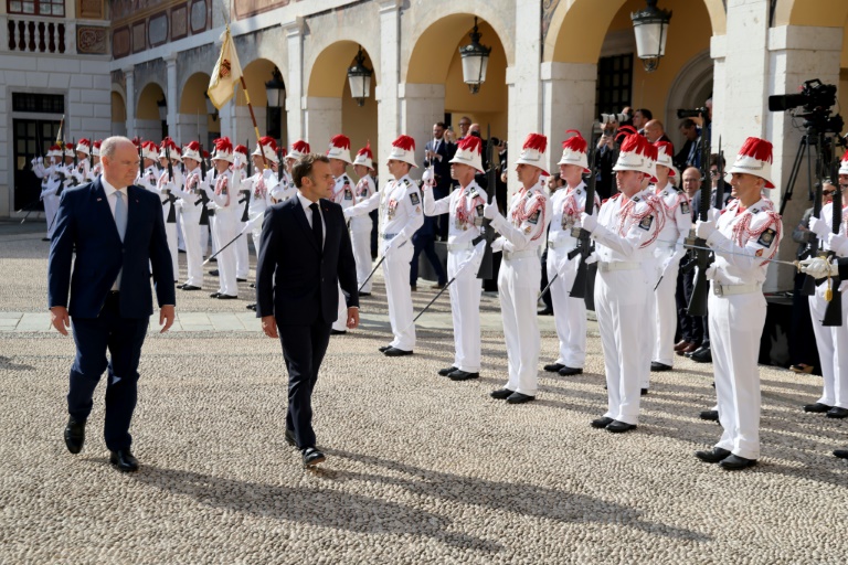 Le président français Emmanuel Macron (d) et le prince Albert II de Monaco passent en revue la Garde d'honneur, le 7 juin 2025 à Monaco