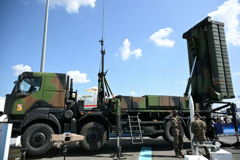 Le système de défense antiaérienne stratégique franco-italien SAMP-T NG exposé au Salon international de l'aeronautique et de l'espace à l'aéroport du Bourget près de Paris, le 17 juin 2025