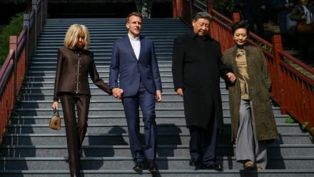 Le président français Emmanuel Macron (2e g), son épouse Brigitte Macron (g), le président chinois Xi Jinping (2e d) et sonépouse Peng Liyan (d) visitent le site séculaire du barrage du Dujiangyan, dans la province du Sichuan, le 5 décembre 2025 