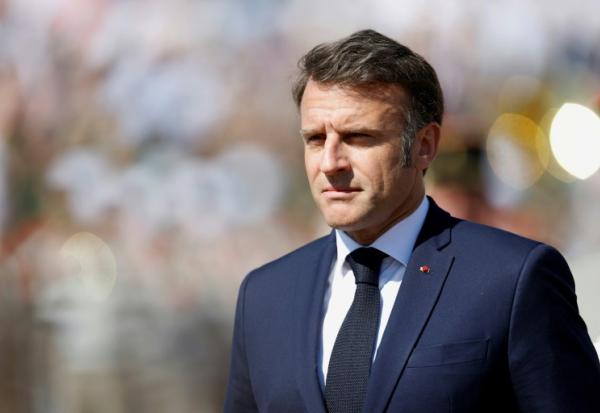 Le président français Emmanuel Macron passe en revue les troupes lors de la cérémonie commémorant la bataille de Camerone en 1863, le 30 avril 2025 à Aubagne (Bouches-du-Rhône)