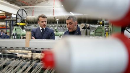 Emmanuel Macron, sur le futur site d'une entreprise de géotextile, à Laroque-d'Olmes (Ariège) le 27 avril 2026