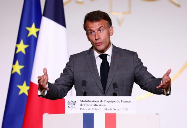Le président Emmanuel Macron lors d'une conférence de presse organisée dans le cadre d'une réunion avec l'"équipe de France de l'électrification" à l'Élysée, le 26 mai 2026 à Paris