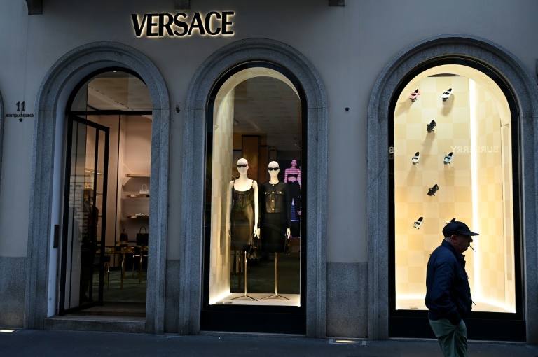 Un homme passe devant une boutique Versace à Milan, le 9 avril 2024