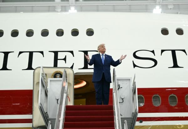 Le président américain Donald Trump sort du nouvel avion présidentiel Air Force One offert par le Qatar dans un hangar de la base aérienne Andrews, le 19 juin 2026 dans le Maryland