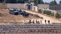 Des soldats israéliens (en haut) montent la garde aux côtés de colons devant des maisons palestiniennes dans le village de Qusra, au sud de Naplouse, en Cisjordanie occupée, le 12 août 2026