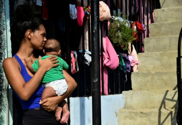 Une femme porte un bébé, à La Fortaleza près de Cucuta, en Colombie, le 9 janvier 2026