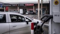 Un conducteur recharge sa voiture électrique dans une station de recharge publique près de Lagos le 3 juin 2026, au Nigeria