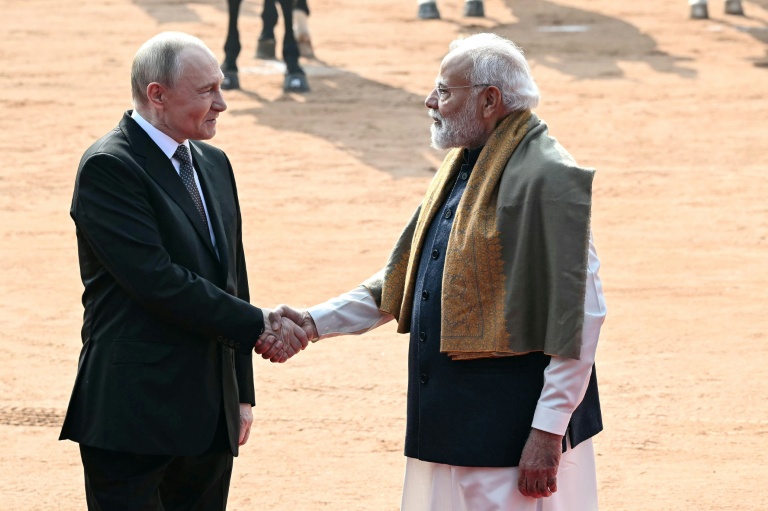 Le président russe Vladimir Poutine, à gauche, et le Premier ministre indien Narendra Modi, à sa droite, le 5 décembre 2025, à New Delhi, en Inde