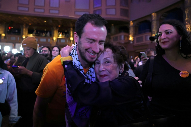 Des partisans de Zohran Mamdani, candidat à la mairie de New York, lors d'une soirée électorale à New York, le 4 novembre 2025