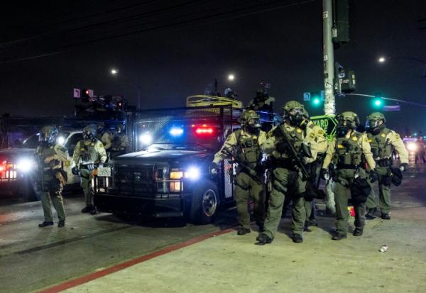 Affrontement entre forces de l'ordre et manifestants opposés aux expulsions d'immigrés, le 8 juin 2025 à Los Angeles, en Californie
