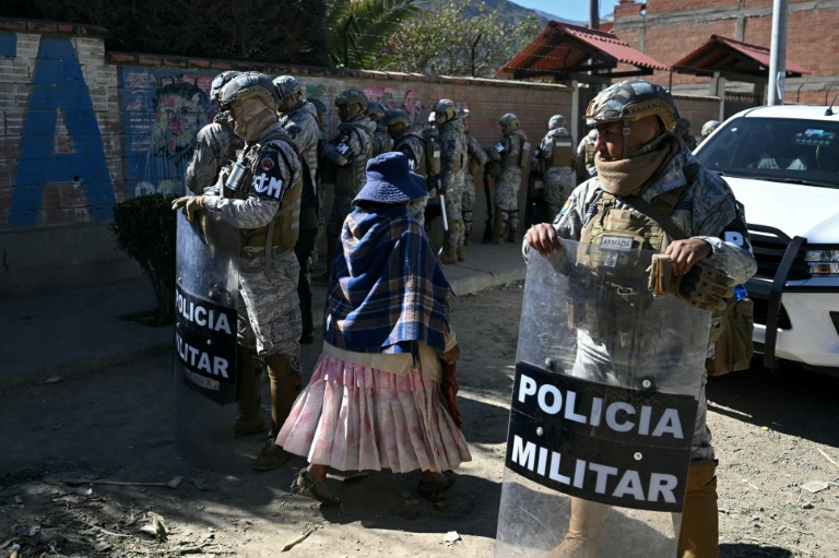 Des membres des forces de sécurité gardent une route après sa réouverture, auparavant bloquée par des manifestants exigeant la démission du président Rodrigo Paz,  le 5 juin 2026 à Carreras, dans le département de La Paz, en Bolivie