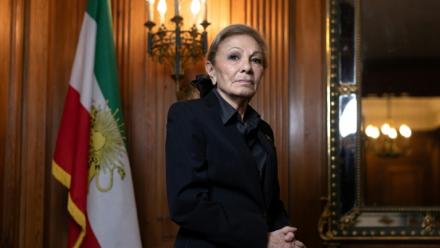 La veuve de l'ex-chah d'Iran, Farah Pahlavi, chez elle à Paris, le 20 janvier 2025