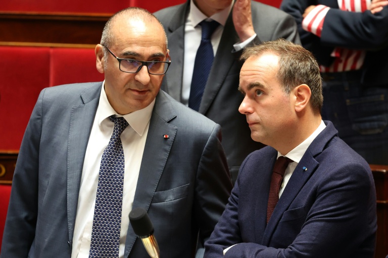Le ministre de l'Intérieur Laurent Nuñez à gauche et à droite le Premier ministre Sébastien Lecornu à l'Assemblée nationale à Paris le 7 octobre 2026