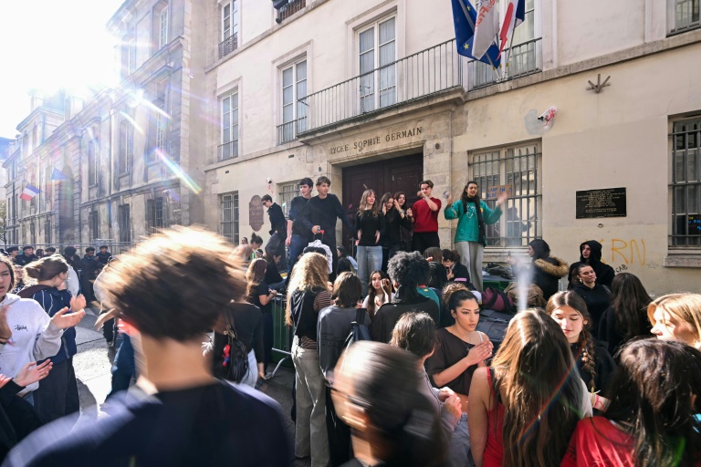 Manifestation de lycéens devant le lycée Sophie-Germain à Paris, le 16 octobre 2026