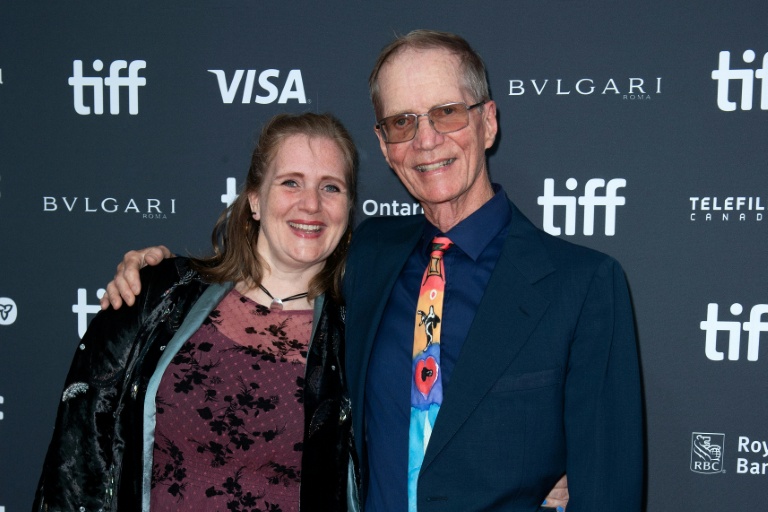 La petite-fille de Lee Miller, Ami Bouhassane (g), et le fils de Lee Miller, Anthony Penrose, arrivent à la projection de gala du film 