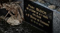 Une plaque funéraire portant le nom de l'historien et résistant Marc Bloch au cimetière du Bourg-d'Hem, dans la Creuse, le 1er juin 2026