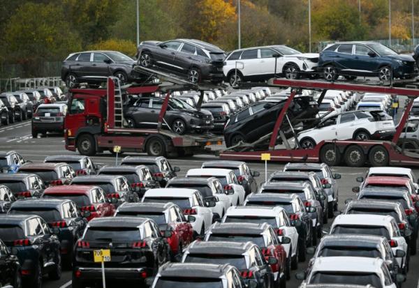 Des voitures garées sur un parking de l'usine Stellantis de Sochaux, dans le Doubs, le 25 novembre 2022