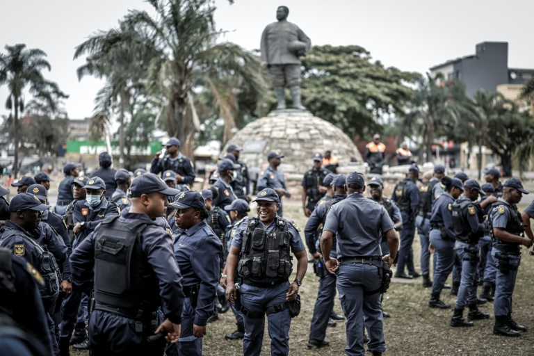 Des membres du South African Police Service (SAPS) se rassemblent à l’approche des manifestations prévues par le mouvement March and March contre la présence de migrants sans papiers en Afrique du Sud, à Durban, le 30 juin 2026