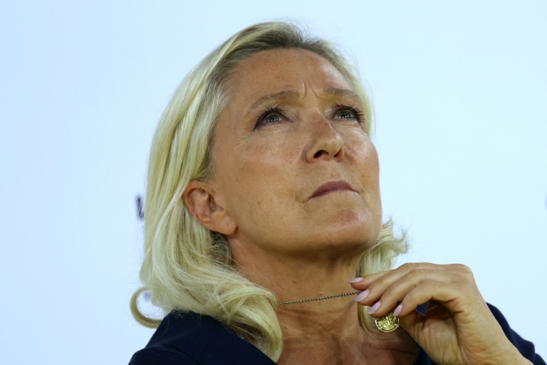 Marine Le Pen, présidente du groupe parlementaire du Rassemblement National (RN), participe à un débat lors de la deuxième journée de 