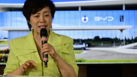 Stella Li, la dirigeante de BYD, à Rio de Janeiro, au Brésil, le 13 mars 2026.