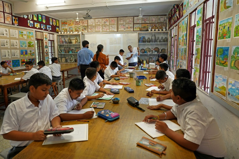 Des élèves de Mayo College à Ajmer, en Inde, assistent à un cours de dessin le 13 août 2025