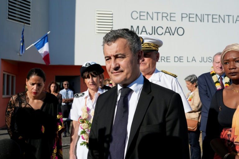 Le ministre de la Justice, Gérald Darmanin (c) lors d'une visite au centre pénitentiaire de Majicavo, sur la commune de Koungou, à Mayotte, le 23 février 2026