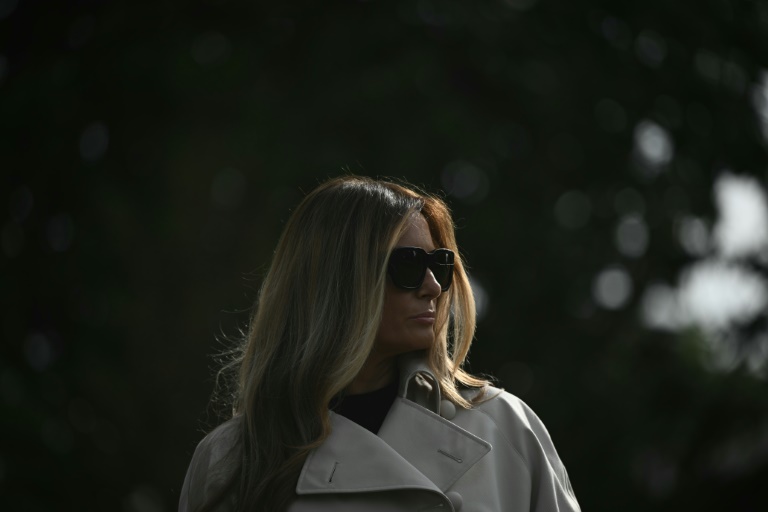 La Première dame américaine Melania Trump dans le jardin de la Maison Blanche, à Washington, le 25 avril 2025
