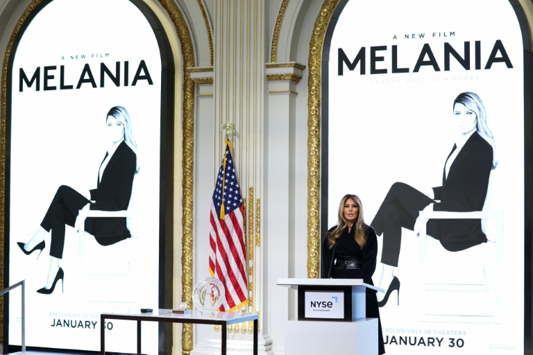 La Première dame américaine Melania Trump devant une affiche de son documentaire 