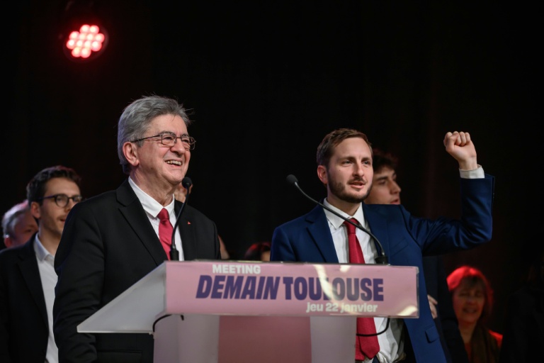 Jean-Luc Mélenchon, leader de LFI, et François Piquemal, député LFI - NFP et candidat de la liste Demain Toulouse aux élections municipale, slors d'un meeting à Toulouse, le 22 janvier 2026