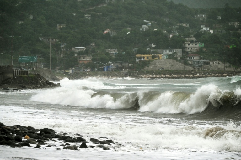 De fortes vagues avant l’arrivée de l’ouragan Melissa dans le quartier de Caribbean Terrace, à Kingston, en Jamaïque, le 25 octobre 2025.